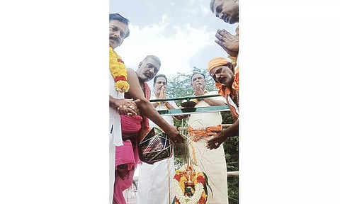 கலசத்திற்கு புனிதநீர் ஊற்றப்பட்டது.