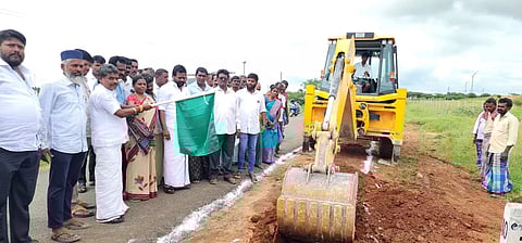 சாலை விரிவாக்க பணிகளை சண்முகையா எம்.எல்.ஏ. கொடியசைத்து தொடங்கி வைத்த காட்சி.