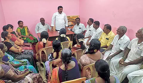 பாராளுமன்ற தேர்தலில் தி.மு.க. அதிக வாக்குகள் வித்தியாசத்தில் வெற்றி பெற உழைக்க வேண்டும் - தூத்துக்குடியில் நடந்த கூட்டத்தில் தீர்மானம்