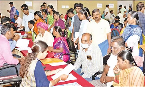 கல்விக்கடன் வழங்கும் சிறப்பு முகாம் நடைபெற்ற காட்சி. 