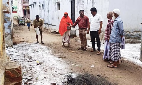 மேலப்பாளையம் பகுதியில் மாநகராட்சி ஊழியர்கள் கிருமிநாசினி தெளித்த காட்சி.