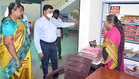 தமிழ்நாடு கதர் கிராம தொழில் வாரிய தலைமை செயல் அலுவலர் சுரேஷ்குமார் காதி கிராப்ட் விற்பனை நிலையத்தில் ஆய்வு செய்த காட்சி. அருகில் கலெக்டர் உமா.