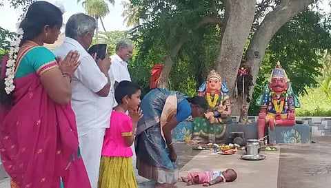 லம்பாடி அம்மன் கோவிலில் குழந்தையை படுக்க வைத்து குழந்தைப் பொங்கல் வழிபாடு நடைபெற்ற காட்சி.