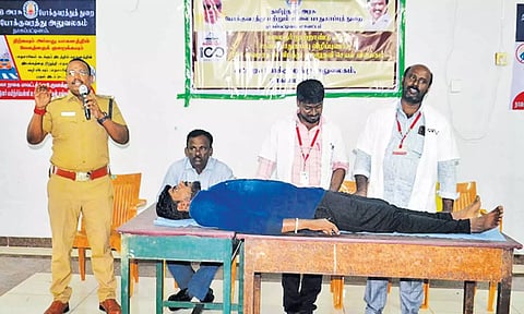 முதலுதவி குறித்து செயல்விளக்கம் அளிக்கப்பட்டது.
