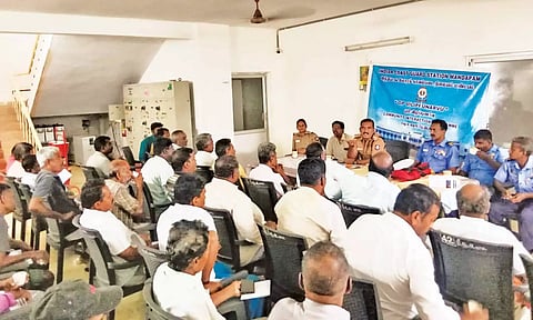 கூட்டத்தில் மீனவர்களுக்கு விழிப்புணர்வு ஆலோசனைகள் வழங்கப்பட்டது.
