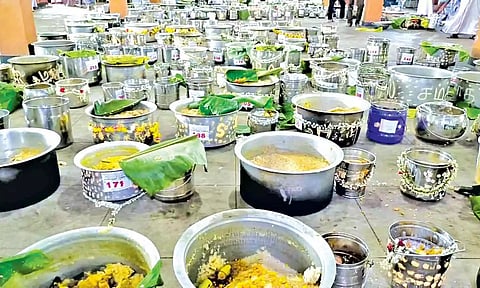 பாற்சோறு திருவிழாவிற்காக பாத்திரம் பாத்திரமாக வந்த உணவுகள்.