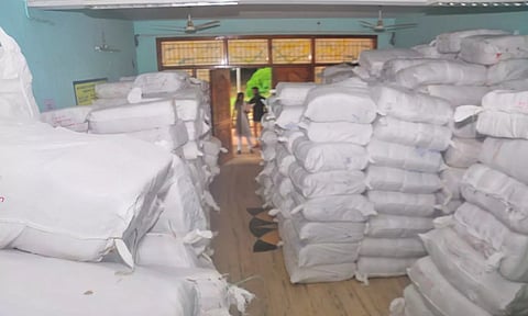 பொங்கலுக்கு இலவசமாக வழங்கப்படும் இலவச வேட்டி, சேலைகள் குமரி மாவட்டத்திற்கு வந்தது.