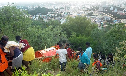 கார்த்திகை தீபத் திருவிழா: மகா தீப கொப்பரை மலை உச்சிக்கு கொண்டு செல்லப்பட்டது