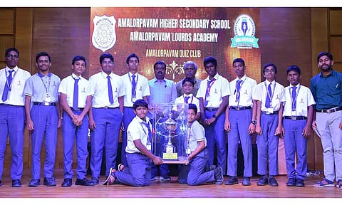 அமலோற்பவம் கல்வி குழுமம் சார்பில் நடந்த பள்ளிகளுக்கு இடையேயான வினாடி-வினா போட்டியில் வென்ற பள்ளிக்கு முதல்வர் ஆன்டோனியோஸ் பிரிட்டோ கோப்பை வழங்கிய காட்சி.