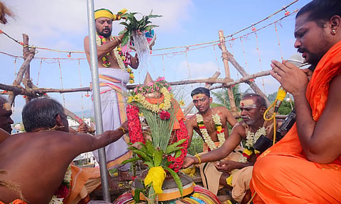 கோபுர கலசத்திற்கு புனித நீர் ஊற்றப்பட்ட காட்சி.