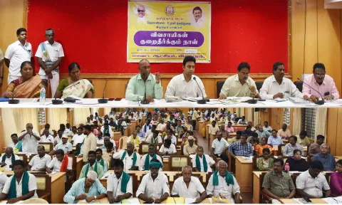 விழுப்புரம் கலெக்டர் பழனி தலைமையில் விவசாயிகள் குறைதீர் கூட்டம் நடைபெற்றது. இதில் கலந்து கொண்ட அரசு அதிகாரிகளையும், விவசாயிகள் மற்றும் விவசாயிகள் சங்க பிரதிநிதிகளையும் படத்தில் காணலாம்.