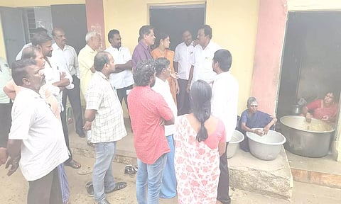 அரசு பள்ளியை முற்றுகையிட்டு அதிகாரிகளுடன் வாக்குவாதம்
