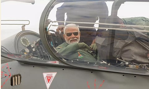தேஜாஸ் போர் விமானத்தில் பறந்த பிரதமர் மோடி