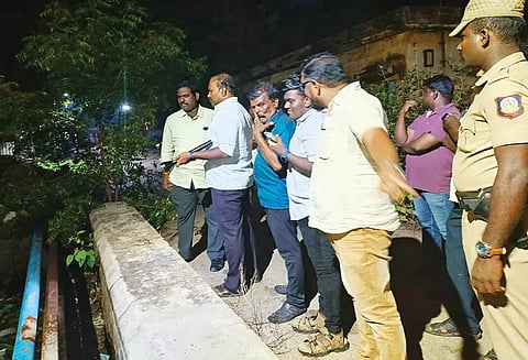 மழைநீர் அகற்றும் பணிகளை மேயர் ஜெகன்பெரியசாமி, கமிஷனர் தினேஷ்குமார் ஆகியோர் ஆய்வு செய்த காட்சி.