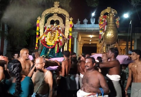 ஆழ்வார்திருநகரி ஆதிநாதர் ஆழ்வார் பெருமாள் கோவில் கருடசேவை நடந்த காட்சி.