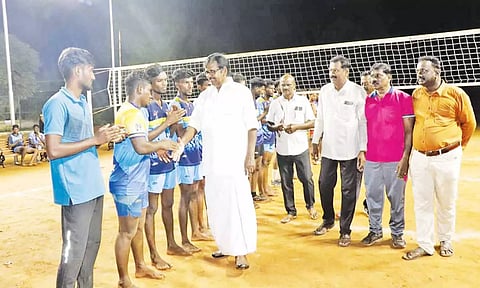 இறுதிப்போட்டியை மாவட்ட கைப்பந்து கழக செயலாளர் எஸ்.எஸ்.பழனிமாணிக்கம் எம்.பி. தொடங்கி வைத்தார்.