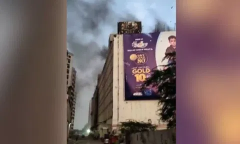 கராச்சி வணிக வளாகத்தில் தீ விபத்து: 11 பேர் பலி