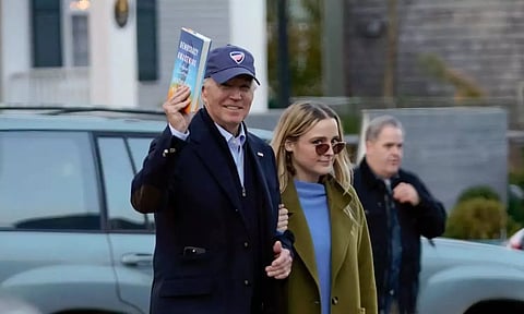 கருப்பு வெள்ளி கொண்டாட்டத்தில் ஜோ பைடன் வாங்கிய புத்தகம்