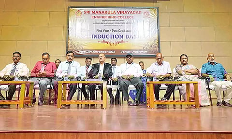 மணக்குள விநாயகர் என்ஜினீயரிங் கல்லூரியில் முதலாம் ஆண்டு வகுப்பு தொடக்க விழா நடந்த போது எடுத்த படம்.