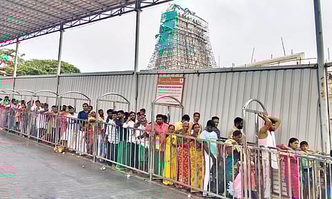 கார்த்திகை தீப திருநாள்: திருச்செந்தூரில் அலைமோதிய பக்தர்கள்