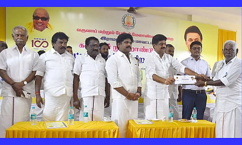 நிகழ்ச்சியில் 1,028 பயனாளிகளுக்கு இ-பட்டாக்களை கலெக்டர் விஷ்ணுசந்திரன் வழங்கிய காட்சி. அருகில் எம்.எல்.ஏ.க்கள் காதர்பாட்சா முத்துராமலிங்கம், முருகேசன், ராம.கருமாணிக்கம் மற்றும் அதிகாரிகள் உள்ளனர்.