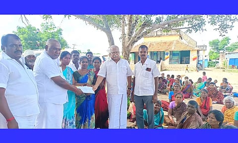 கமுதி அருகே மருதங்க நல்லூரில் நடைபெற்ற வாக்காளர் சிறப்பு முகாமினை தி.மு.க. தொகுதி பொறுப்பாளர் குழந்தை வேலு பார்வையிட்ட காட்சி.