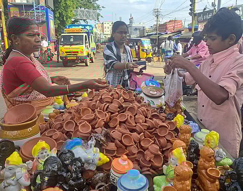 கடை வீதிகளில் பூஜை பொருட்கள் வாங்க திரண்ட மக்கள்