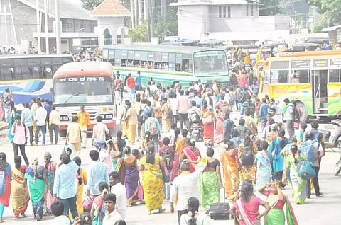 வேலூர் புதிய பஸ் நிலையத்தில் கூட்டம் அலைமோதிய காட்சி.