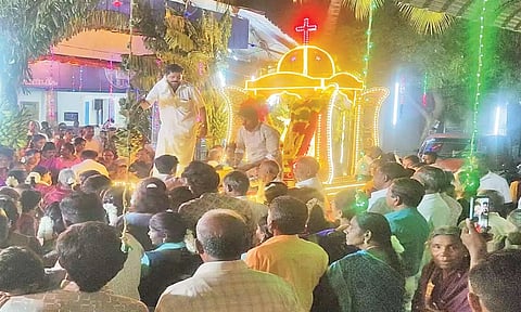 ஆலங்குளம் உலக மீட்பர் ஆலயம் பெருவிழா தேர்பவனி கோலாகலம்