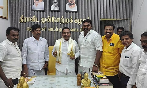 வடக்கு மாவட்ட தி.மு.க. அலுவலகத்திற்கு வந்த ஆ.ராசா எம்.பி.க்கு ராஜா எம்.எல்.ஏ. தலைமையில் வீரவாள் வழங்கிய காட்சி.