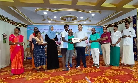 மாரத்தான் போட்டியில் வெற்றி பெற்றவர்களுக்கு கலெக்டர் ரவிச்சந்திரன் பரிசு, சான்றிதழ்கள் வழங்கிய காட்சி.