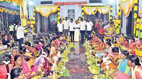 முத்தாரம்மன் கோவில் விழாவில் 1008 திருவிளக்கு பூஜை நடந்த காட்சி.