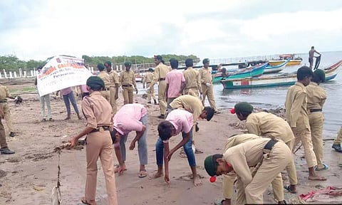 தூய்மை பணியில் ஈடுபட்ட மாணவர்கள்.