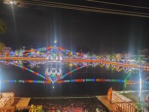 தெப்ப குளத்தில் 3 ஆயிரத்து 340 விளக்குகள் ஏற்றம்