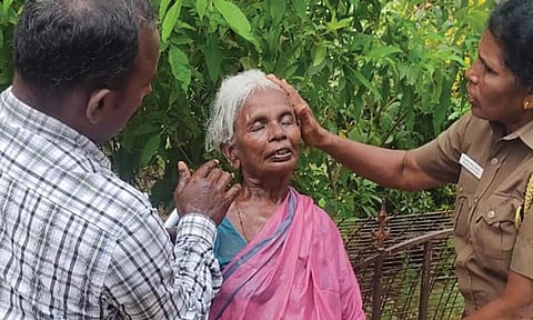 நெல்லை கலெக்டர் அலுவலகத்தில் மூதாட்டி தற்கொலை முயற்சி