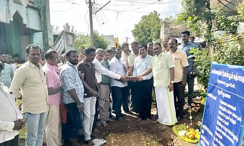 சாலை பணியை அங்காளன் எம்.எல்.ஏ. தொடங்கி வைத்த காட்சி.