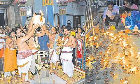 திருப்பூர் விஸ்வேஸ்வரர் கோவிலில் பரணி தீபம் ஏற்றப்பட்டு விளக்கேற்றிய பக்தர்களை படத்தில் காணலாம்.