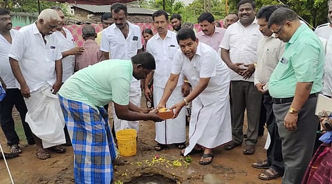 வளர்ச்சி திட்டப்பணிகளுக்கு அமைச்சர் அனிதா ராதாகிருஷ்ணன் அடிக்கல் நாட்டிய போது எடுத்தபடம்.