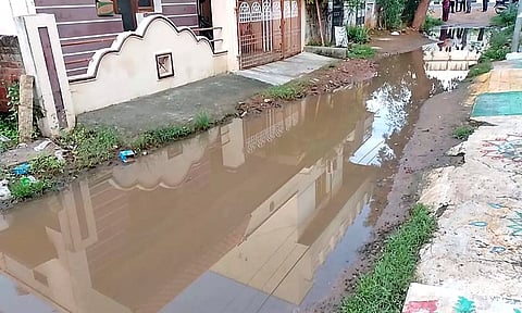 நெல்லை மாநகராட்சி 38-வது வார்டில் சாலையில் தேங்கி நிற்கும் மழை நீரால் மக்கள் அவதி