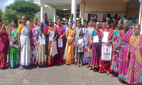 பரங்கிப்பேட்டை பகுதி மக்கள் இலவச வீட்டு மனை பட்டா கேட்டு கடலூர் கலெக்டர் அலுவலகத்தில் மனு கொடுக்க வந்த போது எடுத்த படம்.