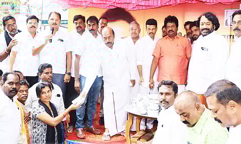 தி.மு.க. சார்பில் பக்தர்களுக்கு அன்னதானம்