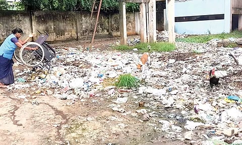 அரசு ஆஸ்பத்திரி வளாகத்தில் குவித்து வைக்கப்பட்டுள்ள குப்பைகள்.