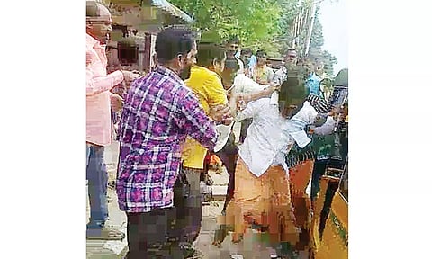 வாக்காளர் பெயர் சேர்ப்பில் ஈடுபட்ட பா.ஜனதா நிர்வாகிகள் மீது தாக்குதல்