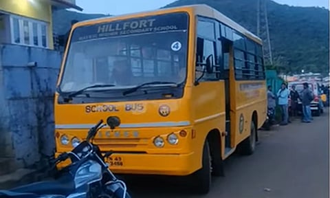 பள்ளி முடிந்து வீடு திரும்பிய சிறுமி- பேருந்து சக்கரத்தில் சிக்கி உயிரிழந்த பரிதாபம்