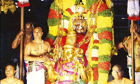 திருப்பதி ஏழுமலையான் கோவிலில் கருட சேவை