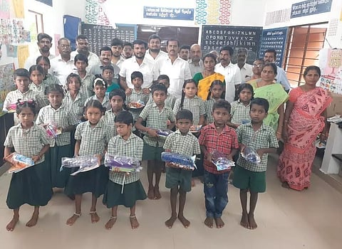 அமைச்சர் உதயநிதி ஸ்டாலின் பிறந்த நாளை முன்னிட்டு - புகழூர் தி.மு.க. சார்பில் அரசு பள்ளி மாணவ, மாணவிகளுக்கு பரிசு பெட்டகம்
