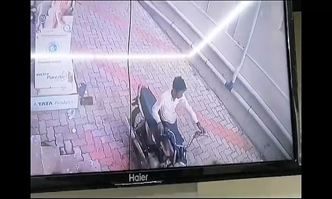 வாலிபர் மோட்டார் சைக்கிளை கள்ளச்சாவி போட்டு திருடும் சி.சி.டி.வி. காட்சி.