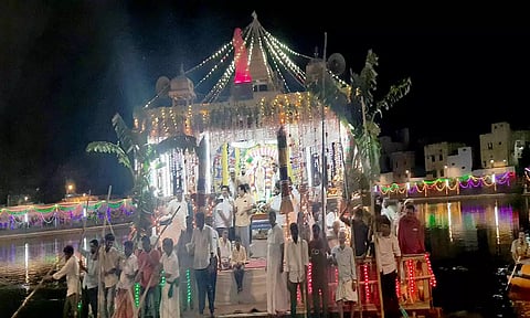 திருவண்ணாமலையில் நேற்று தெப்ப உற்சவம் நடந்த காட்சி.