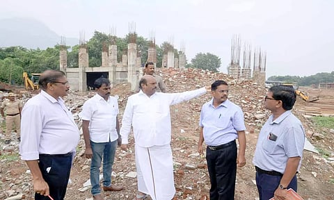 புதிய பஸ் நிலைய கட்டுமான பணிகளை அமைச்சர் எ.வ.வேலு ஆய்வு செய்த காட்சி.