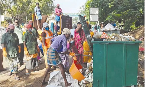 கிரிவலப் பாதையில் பக்தர்கள் வீசி சென்ற குப்பைகளை நகராட்சி ஊழியர்கள் அகற்றிய காட்சி.
